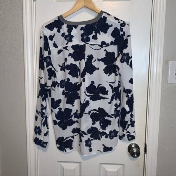 Halogen White Blue Floral Casual Long Sleeve V-Neck Pullover Blouse size Small - Picture 4 of 9